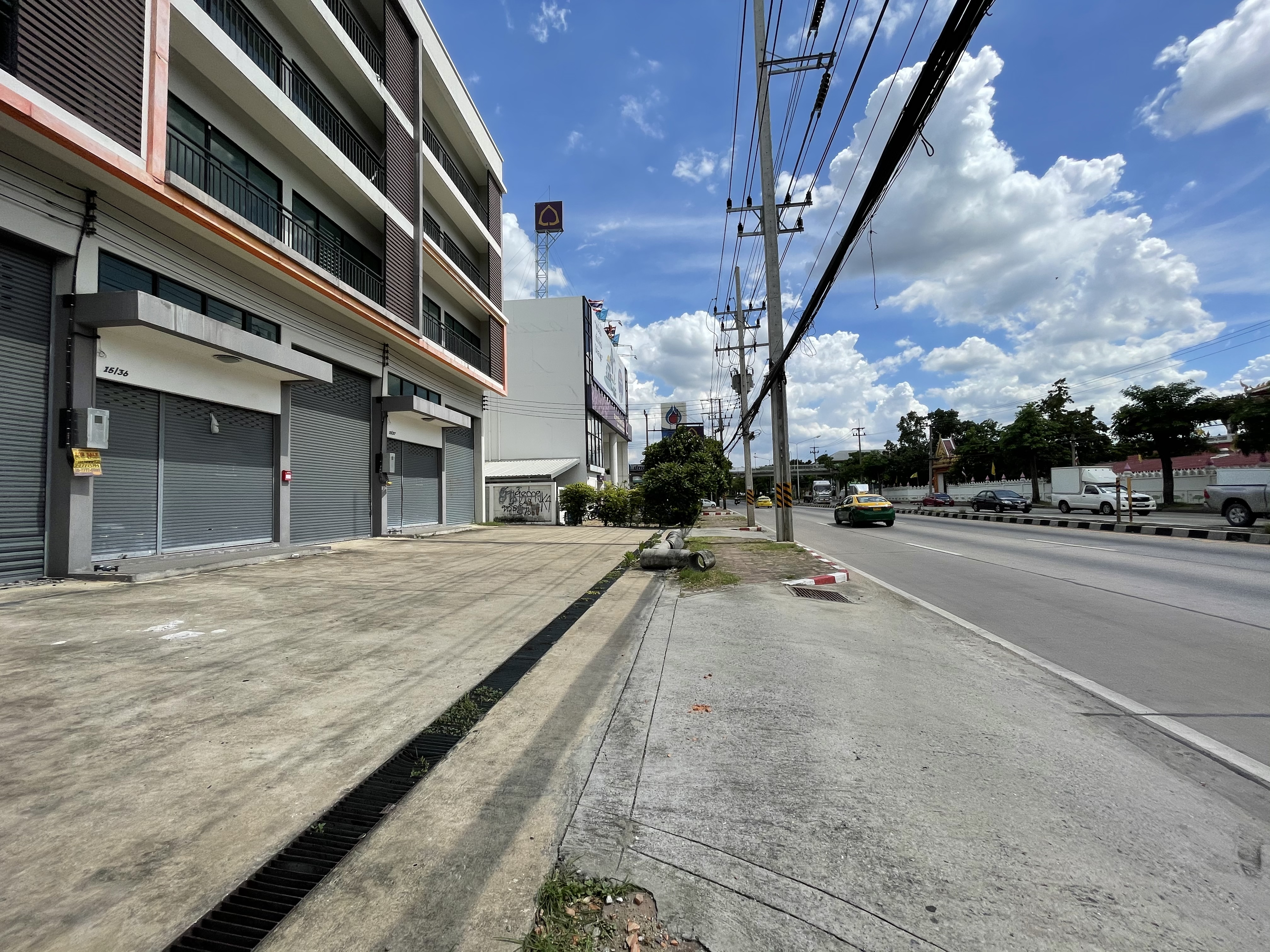 ที่ดินติดถนนลำลูกกา ใกล้แหล่งธุรกิจ สถานีรถไฟฟ้า 