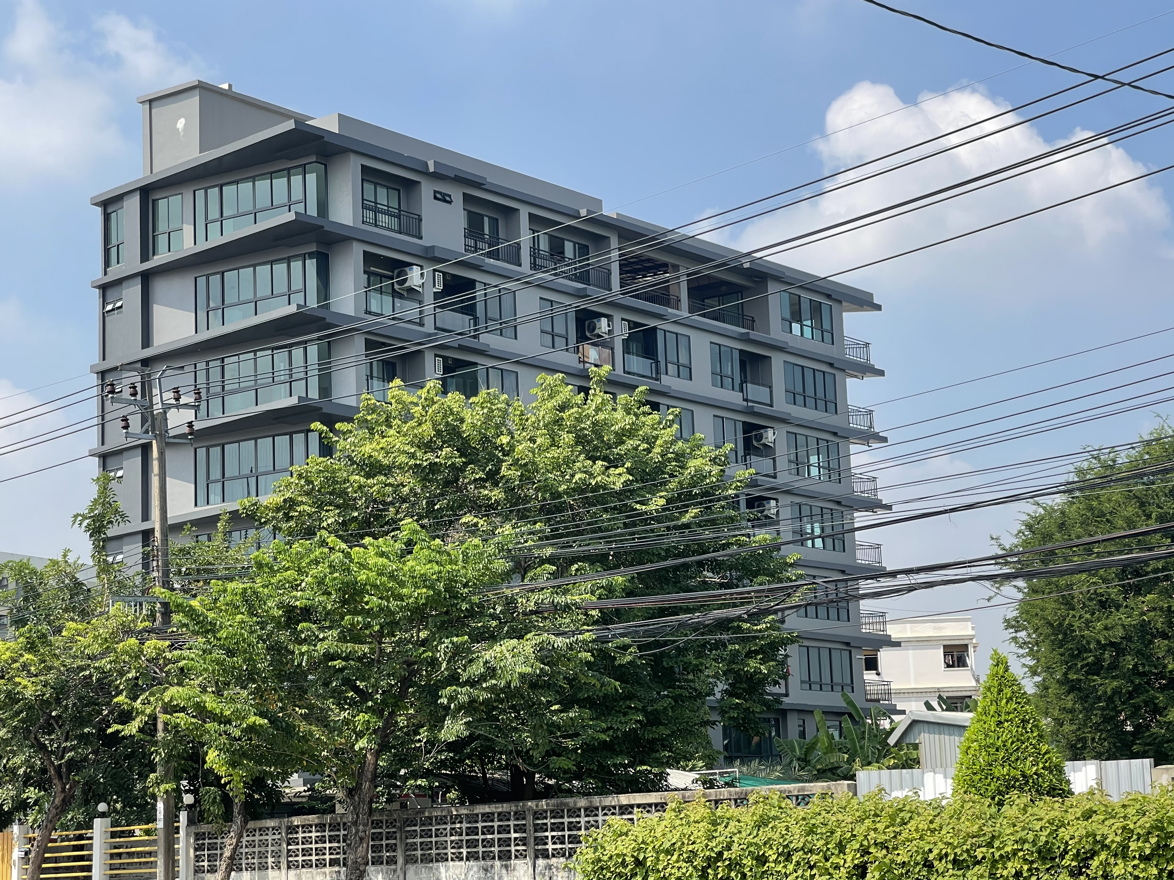 อพาร์ทเม้นท์ใหม่ 8 ชั้น สไตล์โมเดิร์น ชั้น2 เป็น สนง. ชั้น8 เป็นเพ้นท์เฮ้าส์ 5/5 น้ำ ติดถนนใหญ่ **ผู้เช่าเต็ม** ที่จอดรถกว่า 30 คัน
