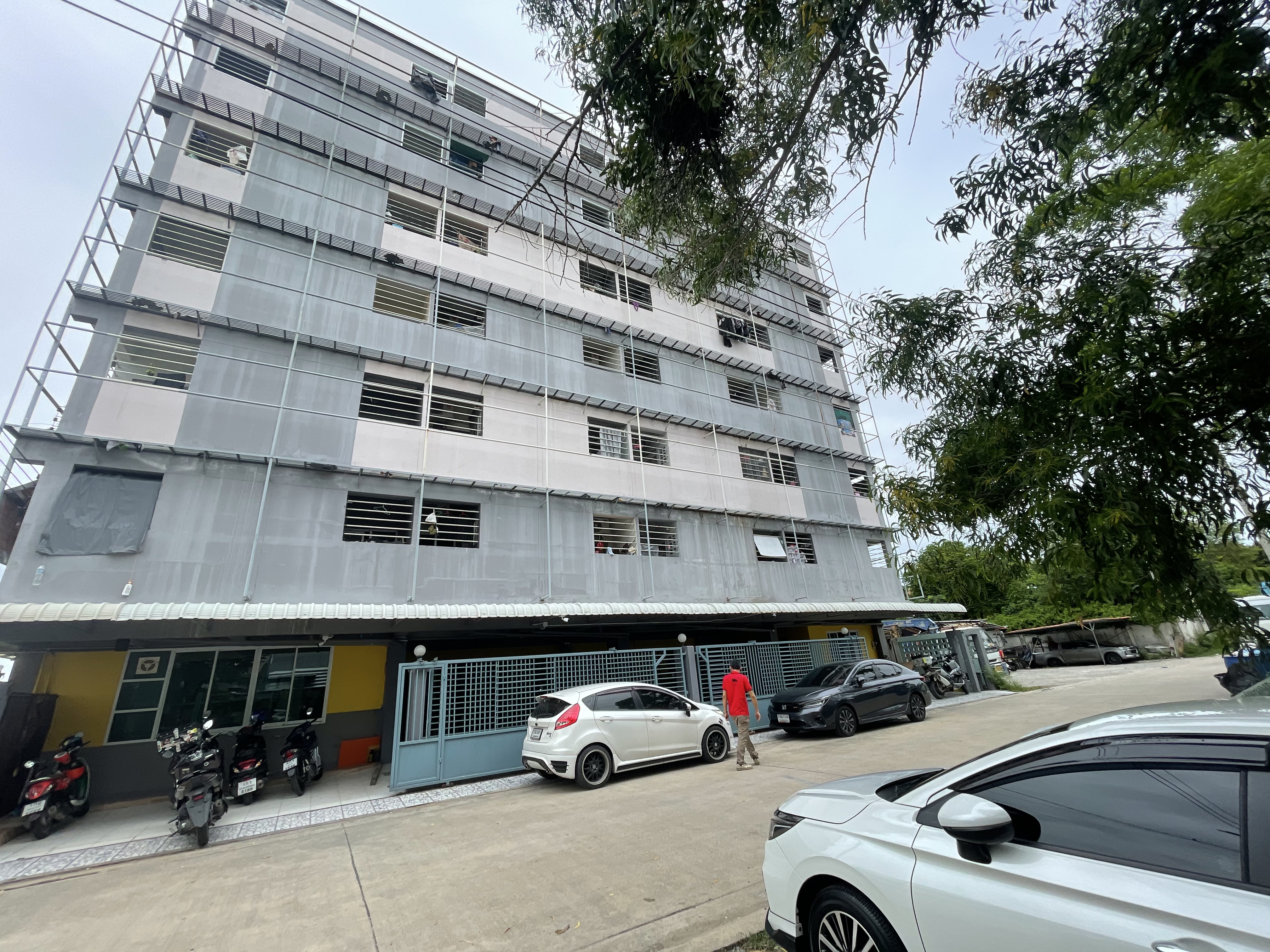 อพาร์ทเม้นท์ 6 ชั้น มีลิฟท์ รายรับ 9.5% มี 86 ยูนิต ใกล้ทางด่วน โรบินสัน ศรีสมาน