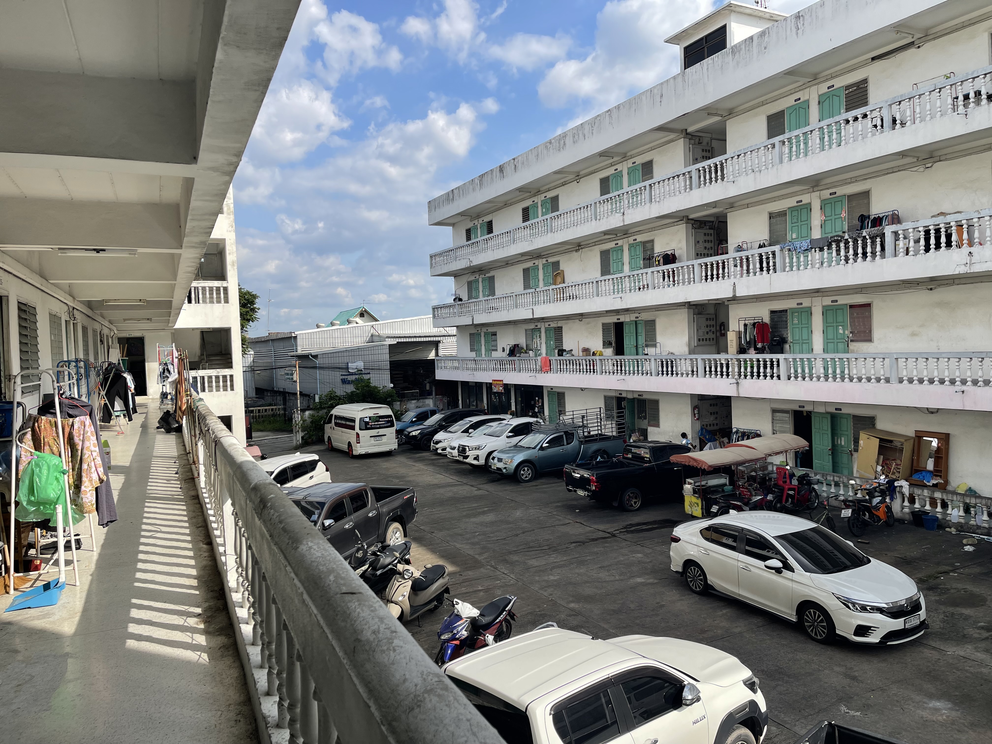 อพาร์ทเม้นท์เก่า 4 ชั้น 2 ตึก 96 ห้อง จอดรถ 35 คัน ลาดพร้าว ย่านธุรกิจ