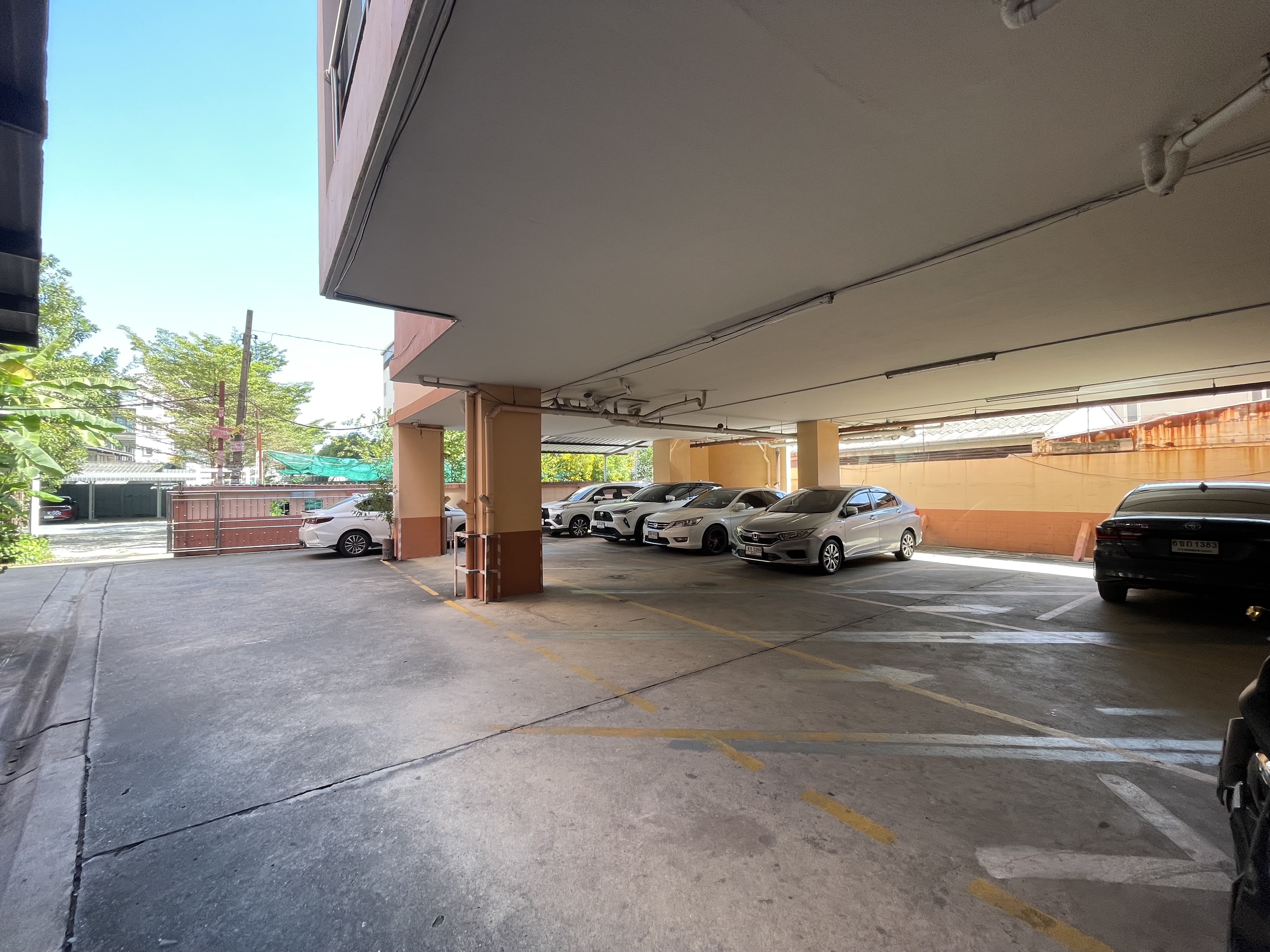 อพาร์ทเม้นท์ 7 ชั้น 3 ตึก ลิฟท์ 3 ตัว ทำเล รัชดา รถไฟฟ้า เหมาะลงทุนธุรกิจโรงแรม